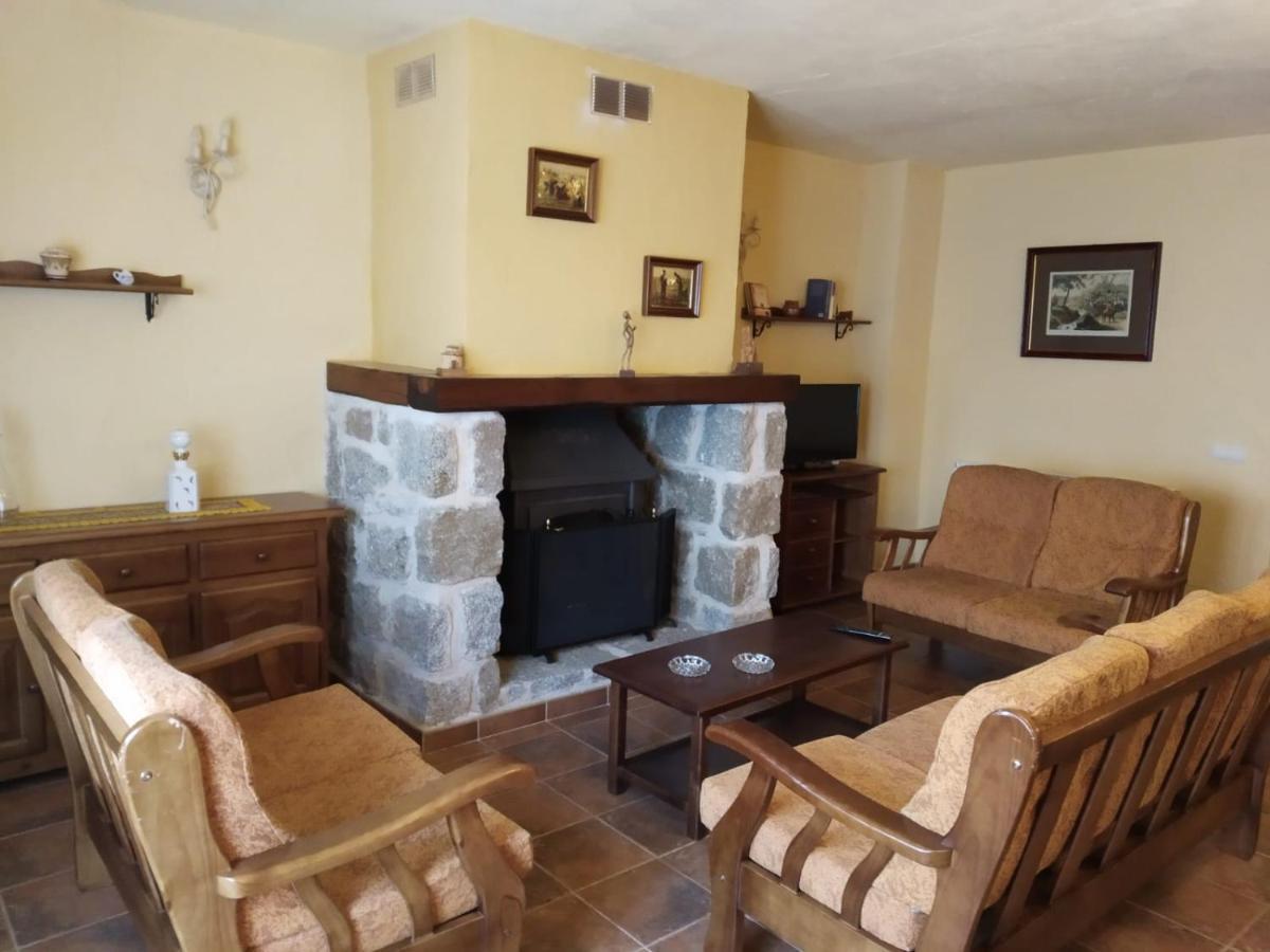 Villa Viv. De Uso Turistico Fuente El Tejo - Casa Ana Burgohondo Exterior foto